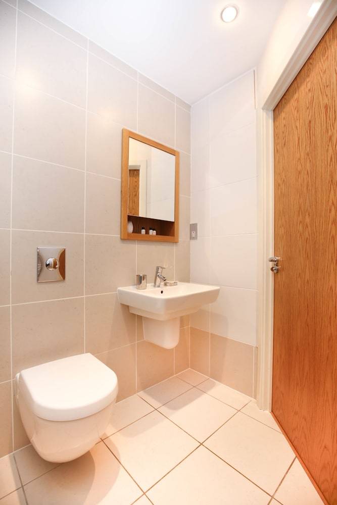 Week2week Modern 3rd Floor Gosforth Apartment With Balcony