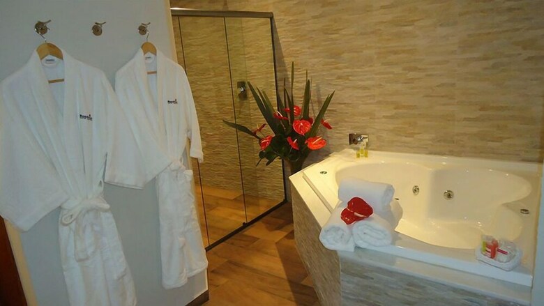 Mondrian Suite Hotel