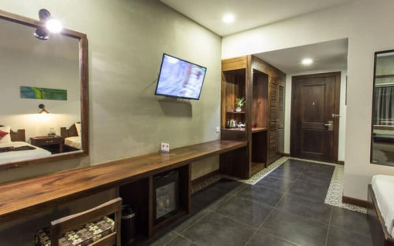Yeak Loam Hotel