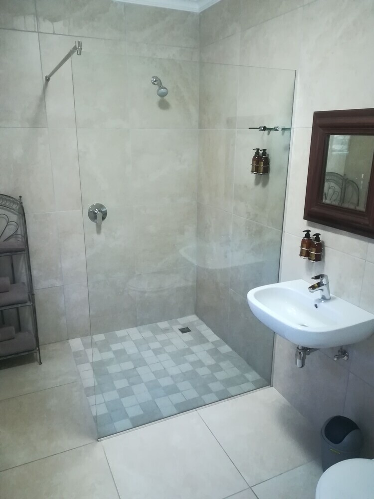 Hotel Travalia Guest Farm