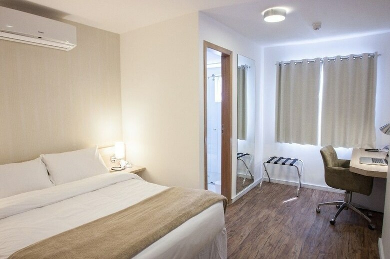 Summit Hotel Aruj�