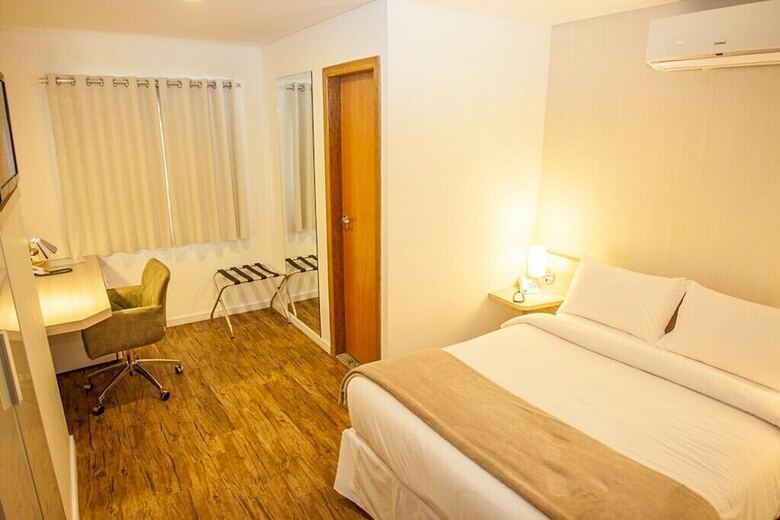 Summit Hotel Aruj�