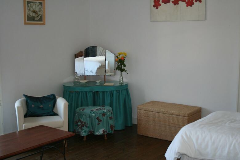 Bed & Breakfast Le Voltaire Chambres Et Table D'hotes