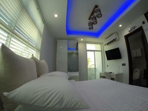 Airport Beach Hotel