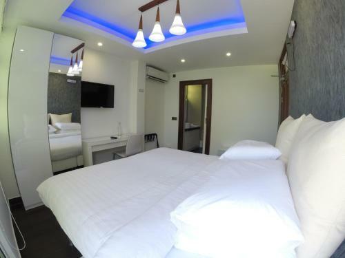 Airport Beach Hotel