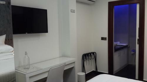 Airport Beach Hotel