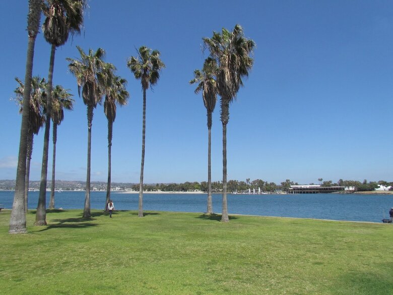 2 Bedroom Townhome 2 Mins. To The Beach