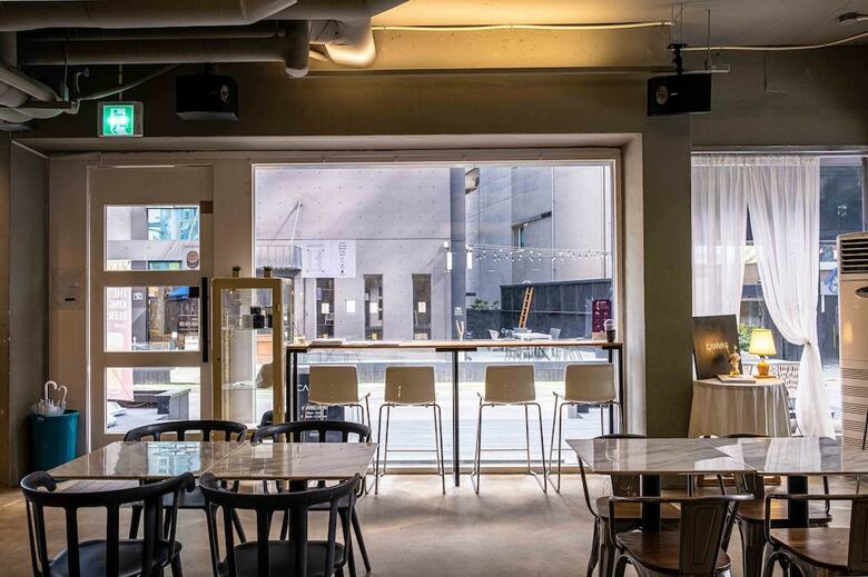 Hotel Canvas Hostel