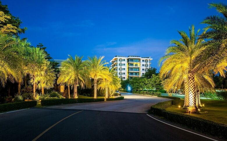 Hotel Chalong Miracle Lakeview Resort & Spa