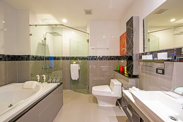 Hotel Chalong Miracle Lakeview Resort & Spa