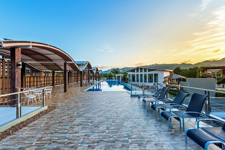 Hotel Chalong Miracle Lakeview Resort & Spa