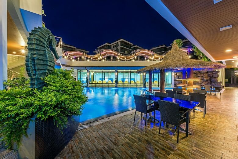 Hotel Chalong Miracle Lakeview Resort & Spa