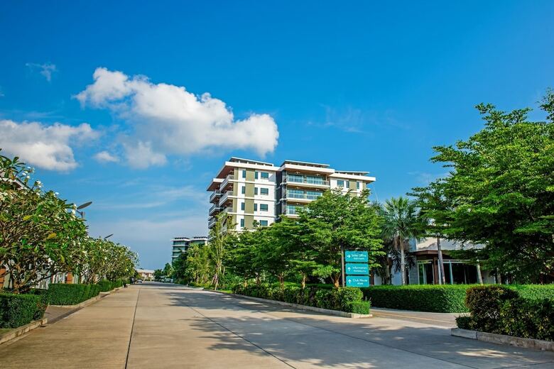 Hotel Chalong Miracle Lakeview Resort & Spa