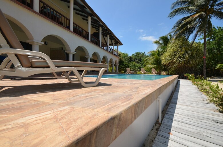 Hotel Mariposa Beach Resort