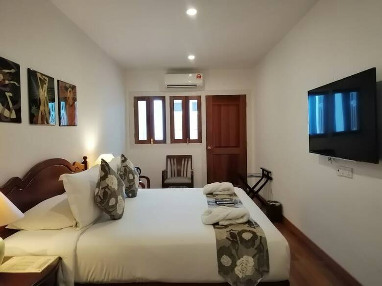 Heeren Straits Hotel