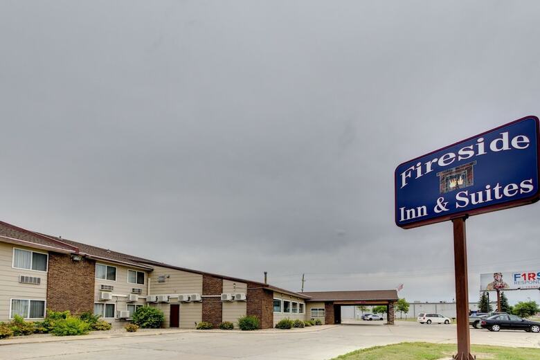 Hotel Fireside Inn & Suites