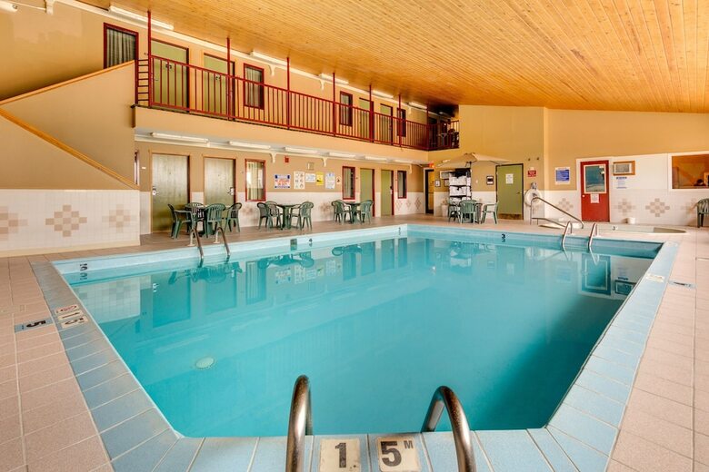 Hotel Fireside Inn & Suites