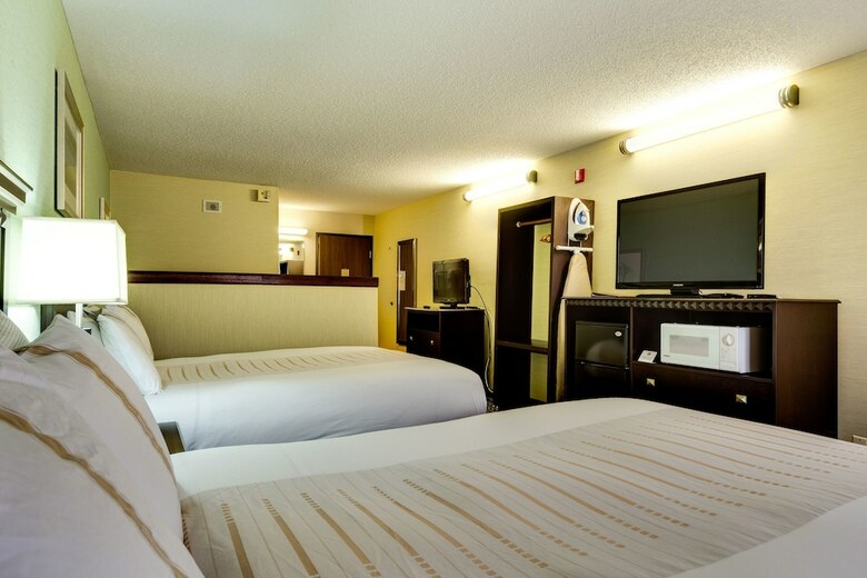 Hotel Fireside Inn & Suites