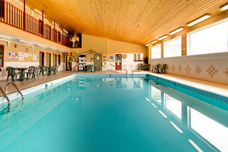 Hotel Fireside Inn & Suites
