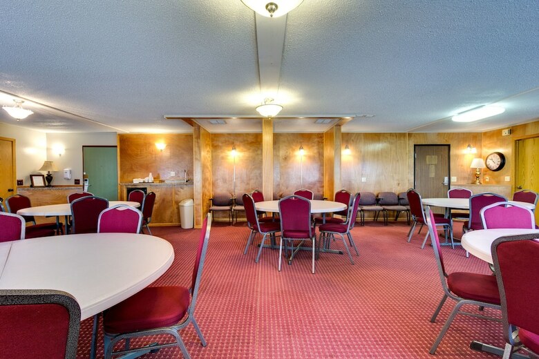 Hotel Fireside Inn & Suites