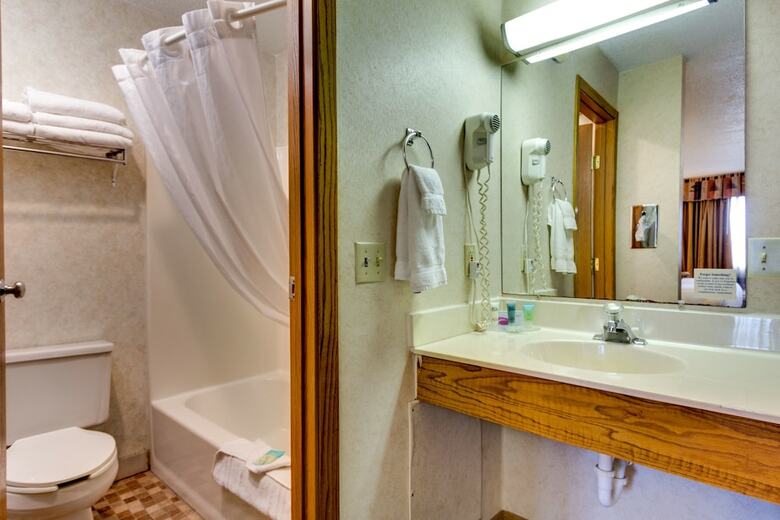 Hotel Fireside Inn & Suites