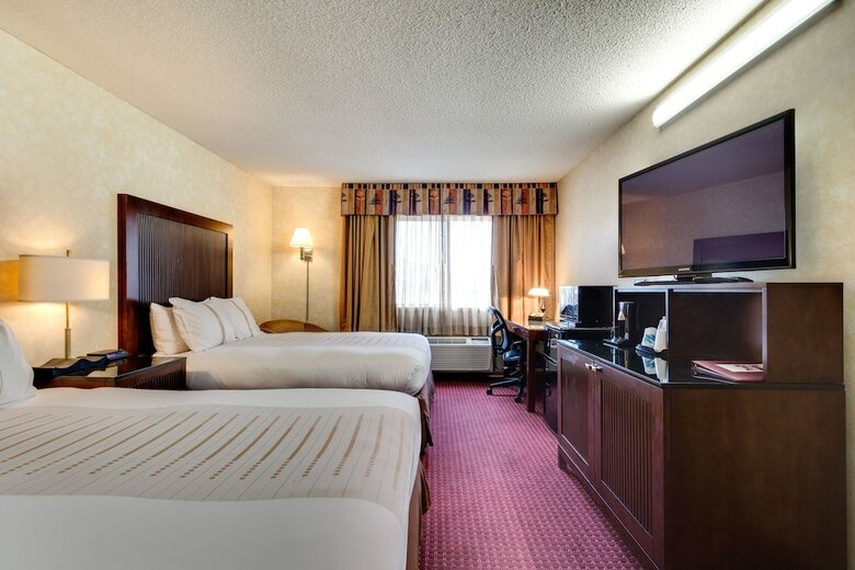 Hotel Fireside Inn & Suites