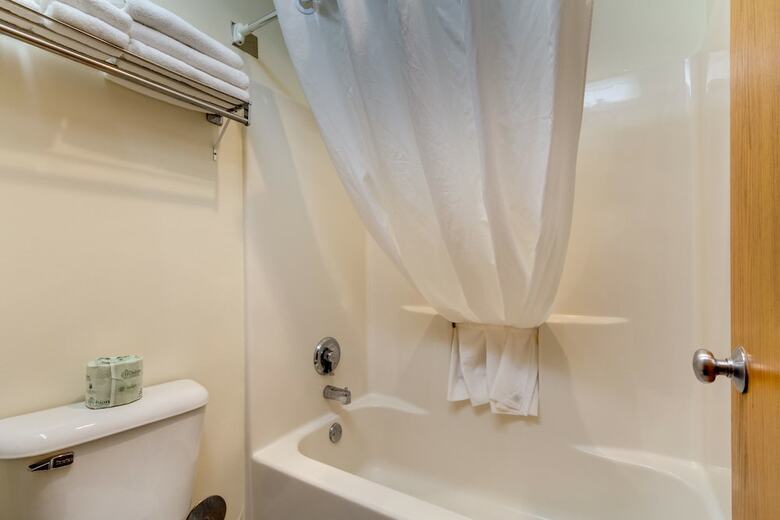 Hotel Fireside Inn & Suites