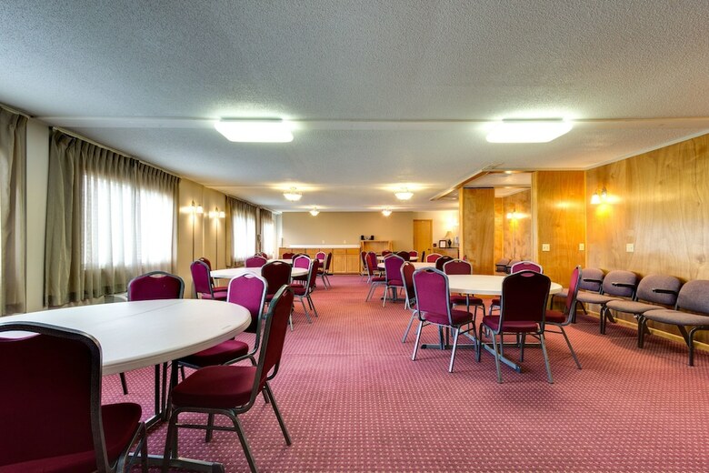 Hotel Fireside Inn & Suites