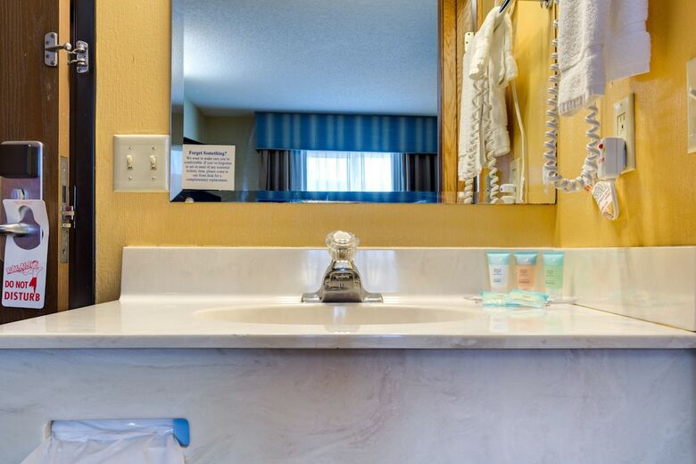 Hotel Fireside Inn & Suites