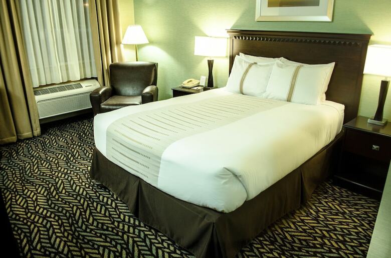 Hotel Fireside Inn & Suites