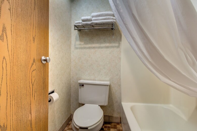 Hotel Fireside Inn & Suites