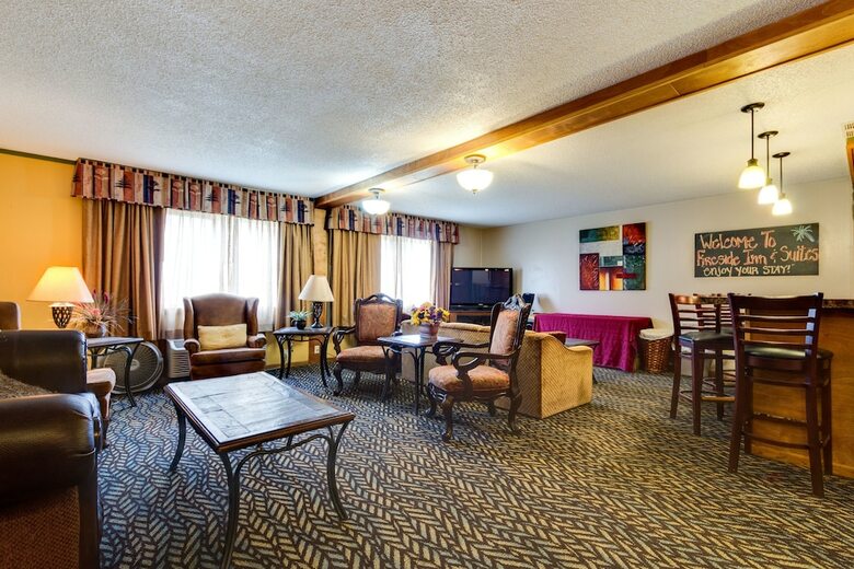 Hotel Fireside Inn & Suites