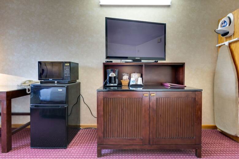 Hotel Fireside Inn & Suites