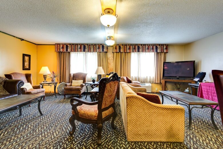 Hotel Fireside Inn & Suites