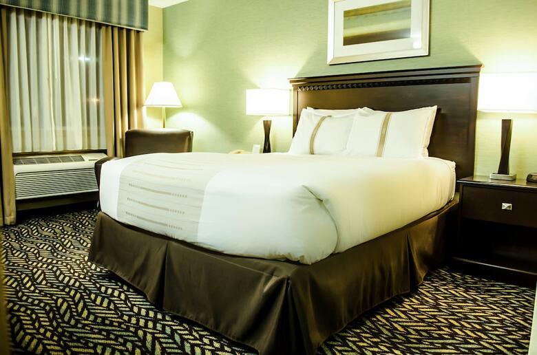 Hotel Fireside Inn & Suites