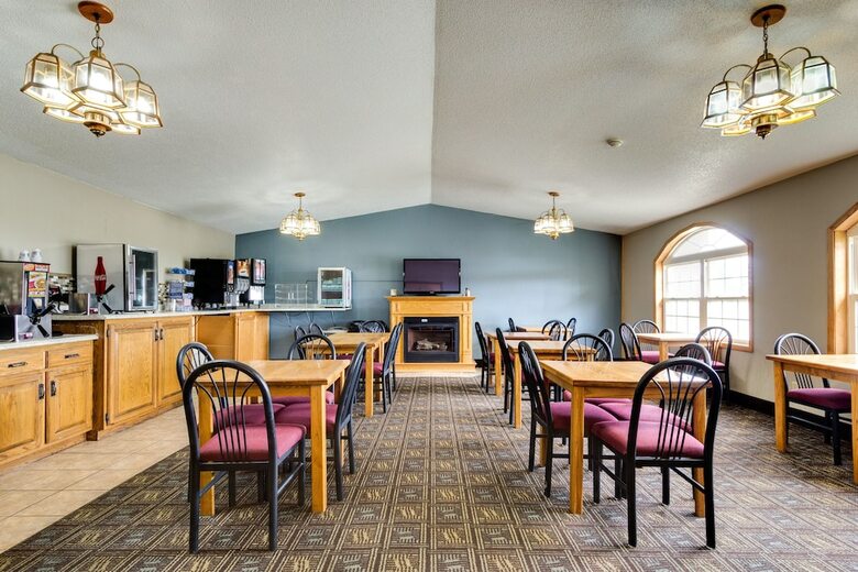 Hotel Fireside Inn & Suites