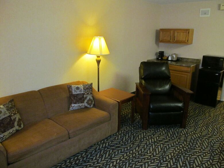 Hotel Fireside Inn & Suites