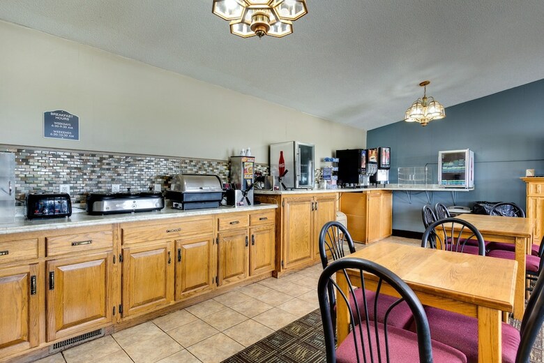 Hotel Fireside Inn & Suites