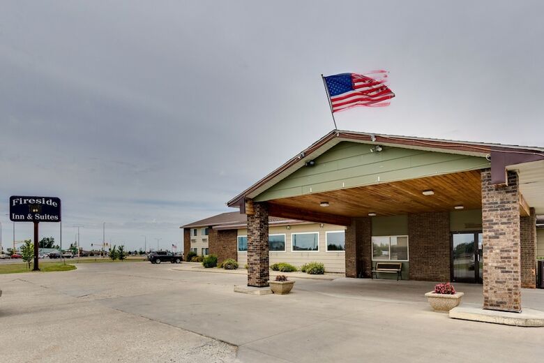 Hotel Fireside Inn & Suites