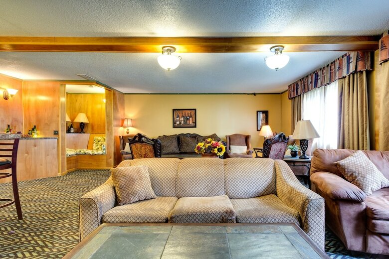 Hotel Fireside Inn & Suites