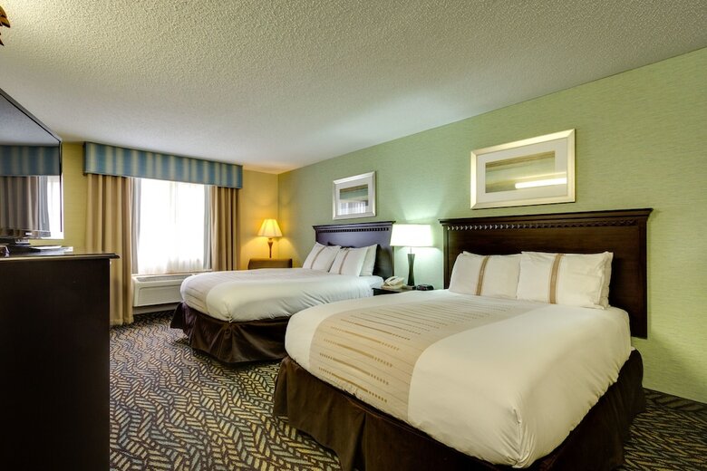 Hotel Fireside Inn & Suites