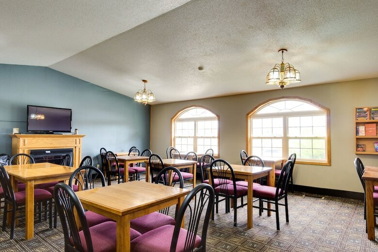 Hotel Fireside Inn & Suites