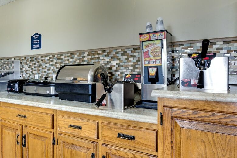 Hotel Fireside Inn & Suites