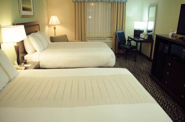 Hotel Fireside Inn & Suites
