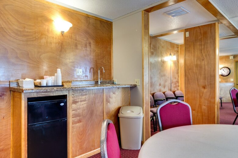 Hotel Fireside Inn & Suites