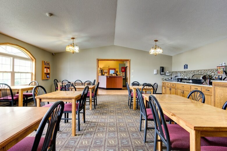 Hotel Fireside Inn & Suites