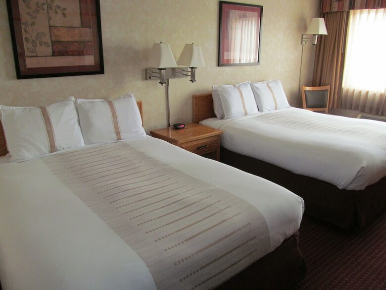 Hotel Fireside Inn & Suites