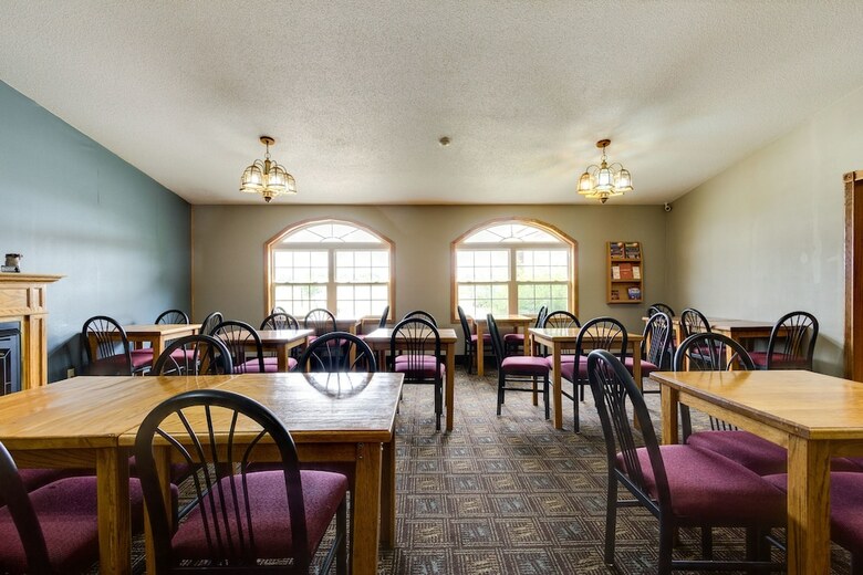 Hotel Fireside Inn & Suites