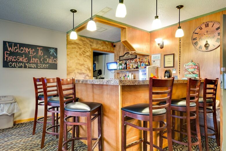Hotel Fireside Inn & Suites