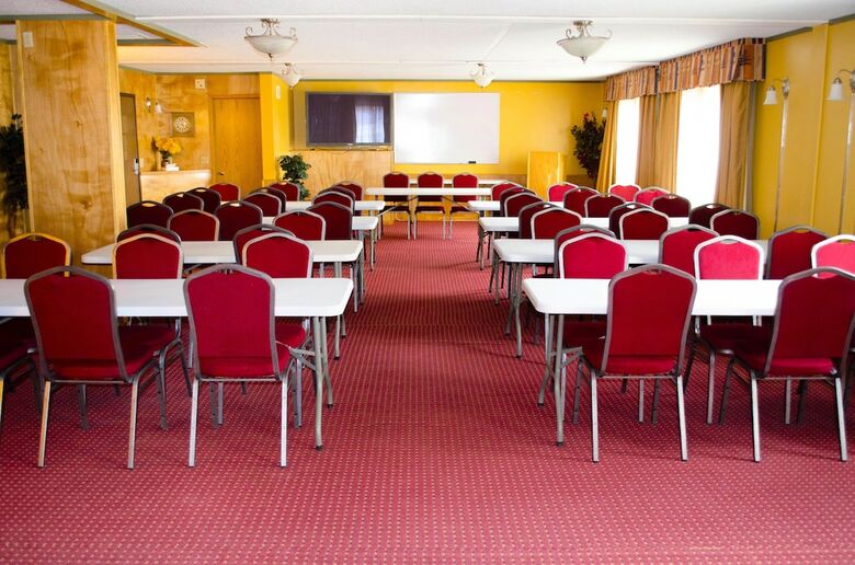 Hotel Fireside Inn & Suites